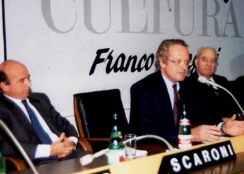 23 dicembre 1993 Premio Lavoro e Cultura: Paolo Scaroni al centro annuncia il passaggio della SIV a Pilkington. A destra il Presidente Siv Gianlorenzo Saporiti, a destra il presidente del Premio Pittore Vincenzo Canci